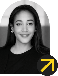 Photo portrait en noir et blanc de Tamara Diagne fondatrice de Shift Society. Avec une flèche jaune dans un rond en bas à droite.